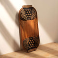 Met de hand vervaardigd zwart gewassen houten serveerplank met uitgesneden druiven | Rustieke kaas- en charcuterieschaal.