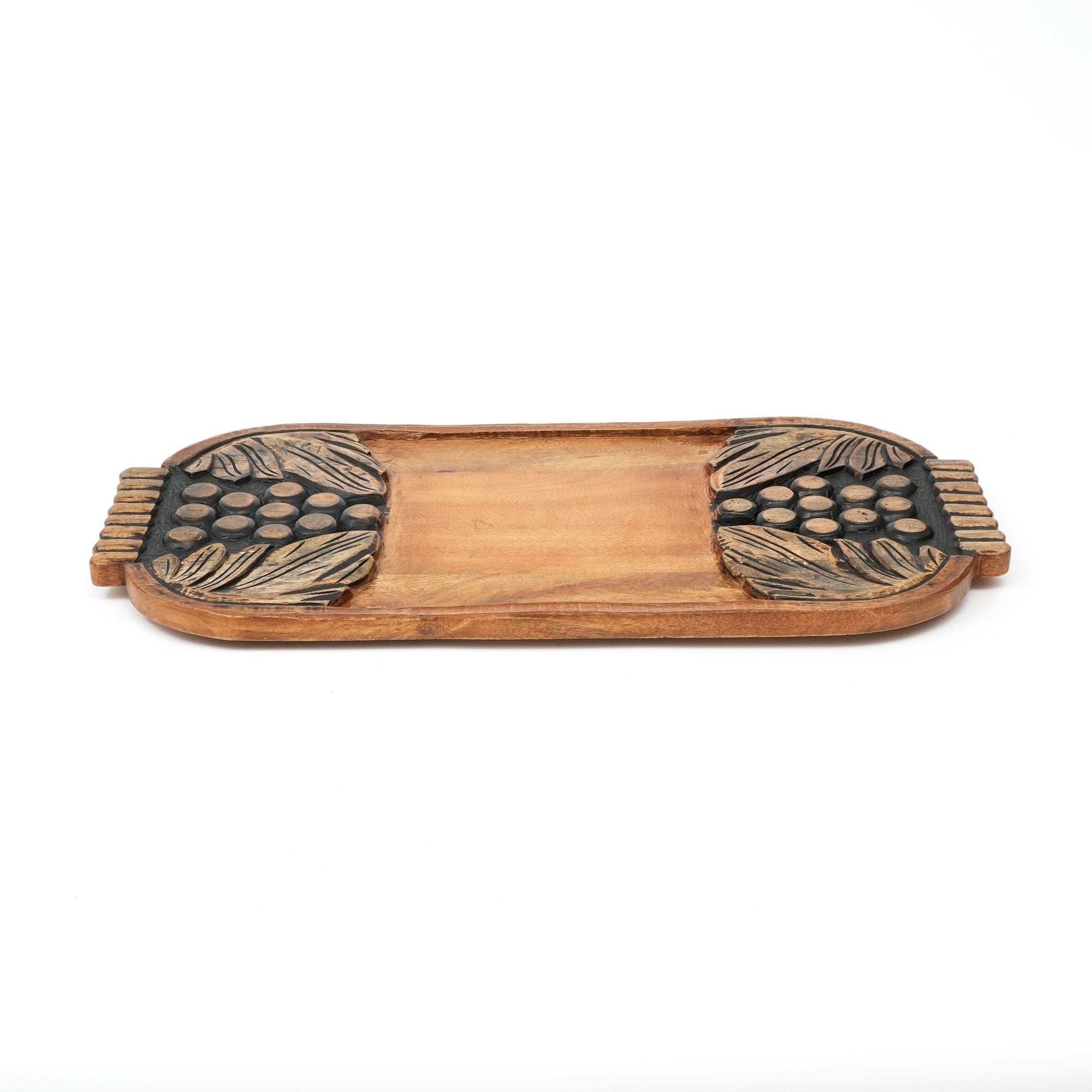 Met de hand vervaardigd zwart gewassen houten serveerplank met uitgesneden druiven | Rustieke kaas- en charcuterieschaal.