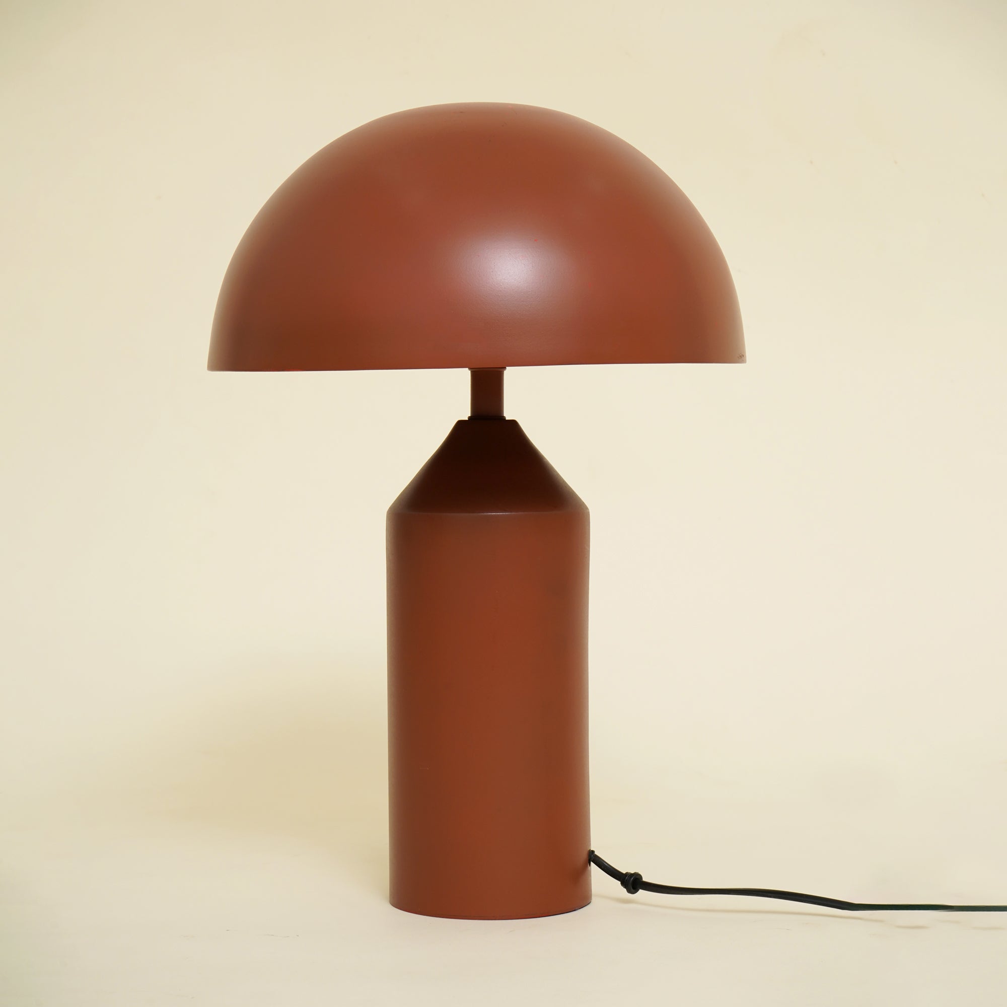 Roodbruine metalen tafellamp - Met de hand vervaardigde ijzeren lamp voor moderne en klassieke interieurs.
