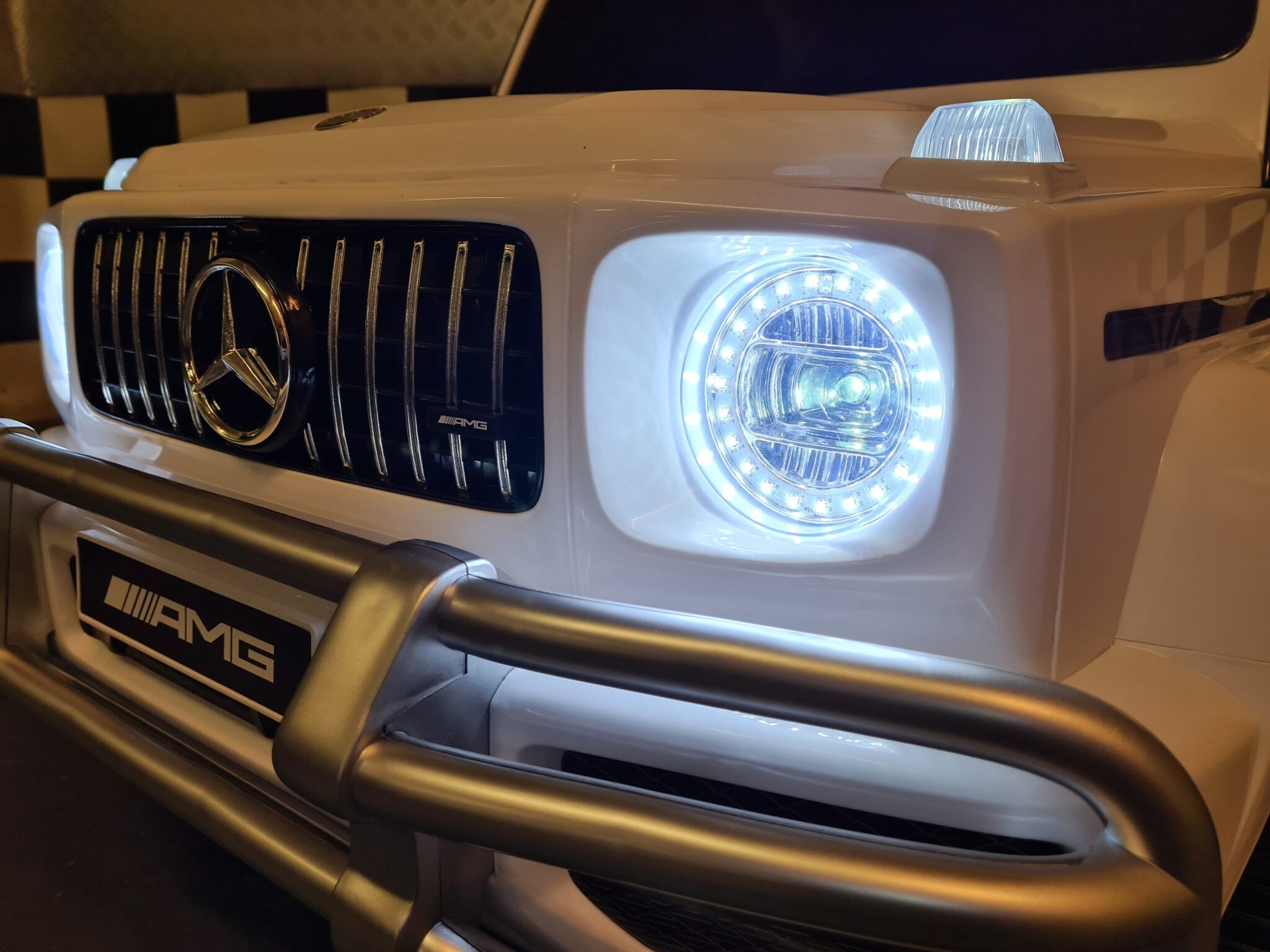 Batterij-kinderauto Mercedes G63 2-persoons 24 volt wit