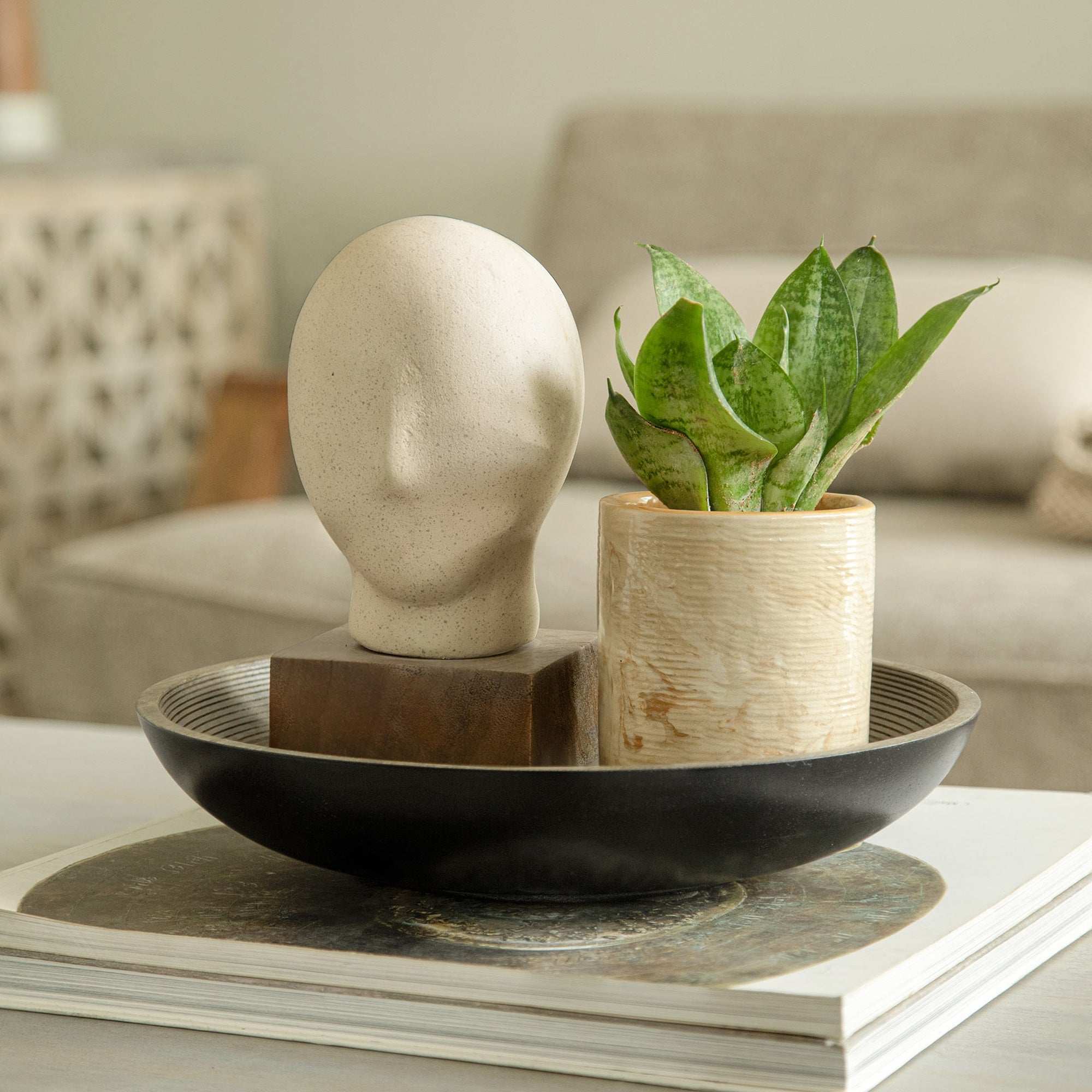 Rustig Gezicht Ecomix Sculptuur - Duurzame met de hand vervaardigde decoratie in eierschaal wit voor meditatie & minimalistisch huis.