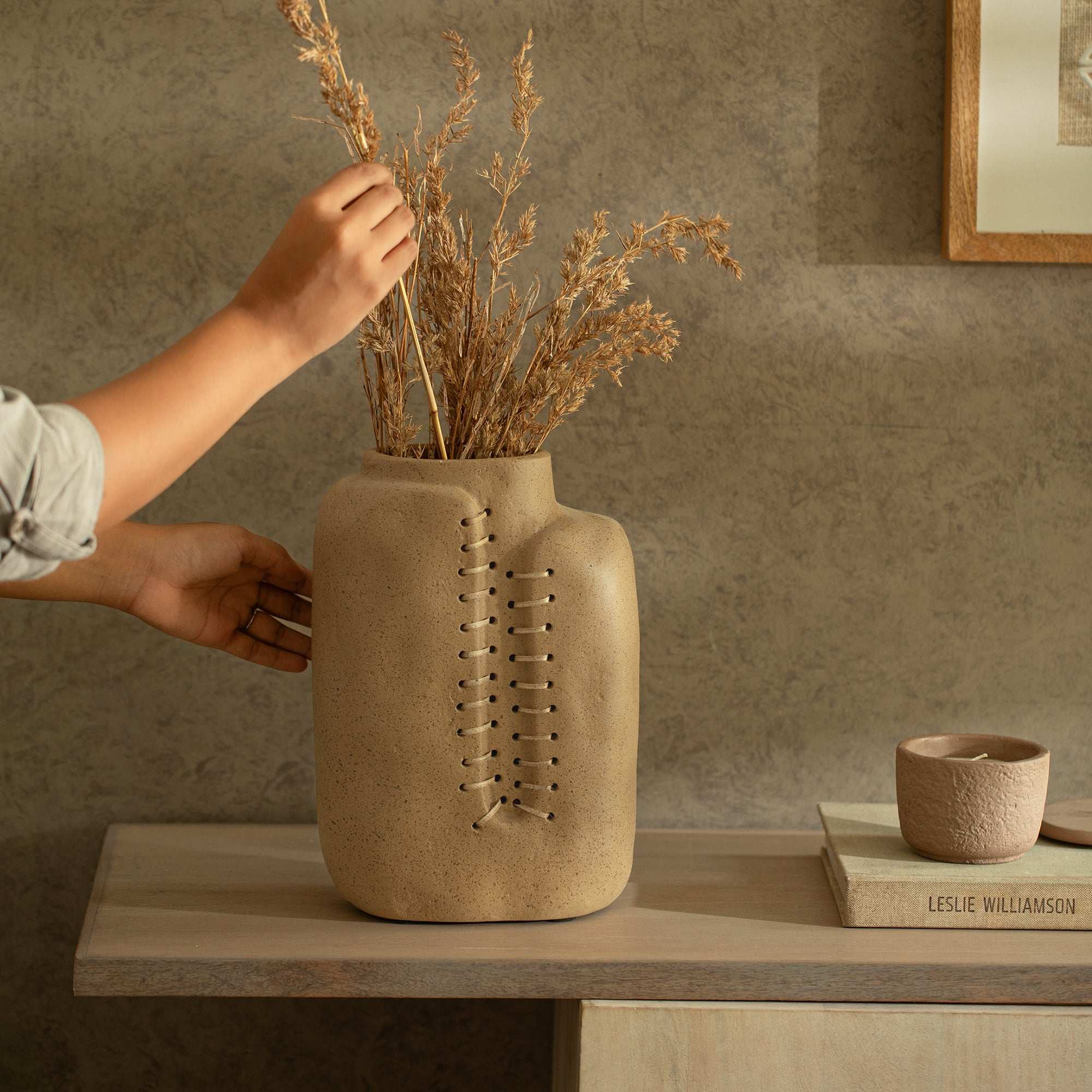 Niraan Handgemaakte Ecomix Rotan Vaas | Duurzame Boho Moderne Woondecoratie | Milieuvriendelijk Bloemaccentstuk