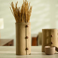 Niraan Lange Handgemaakte Ecomix Vaas met Houten Kralen - Duurzame Moderne Woondecoratie
