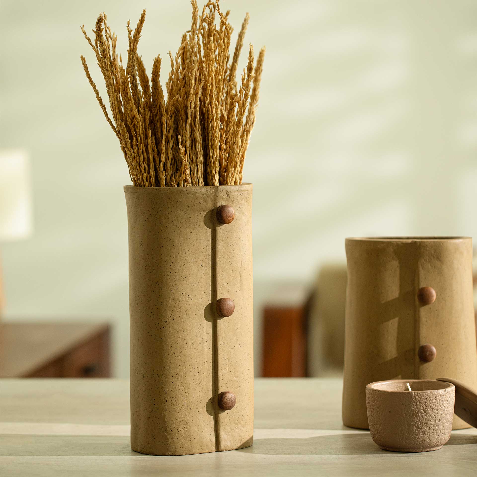 Niraan Lange Handgemaakte Ecomix Vaas met Houten Kralen - Duurzame Moderne Woondecoratie