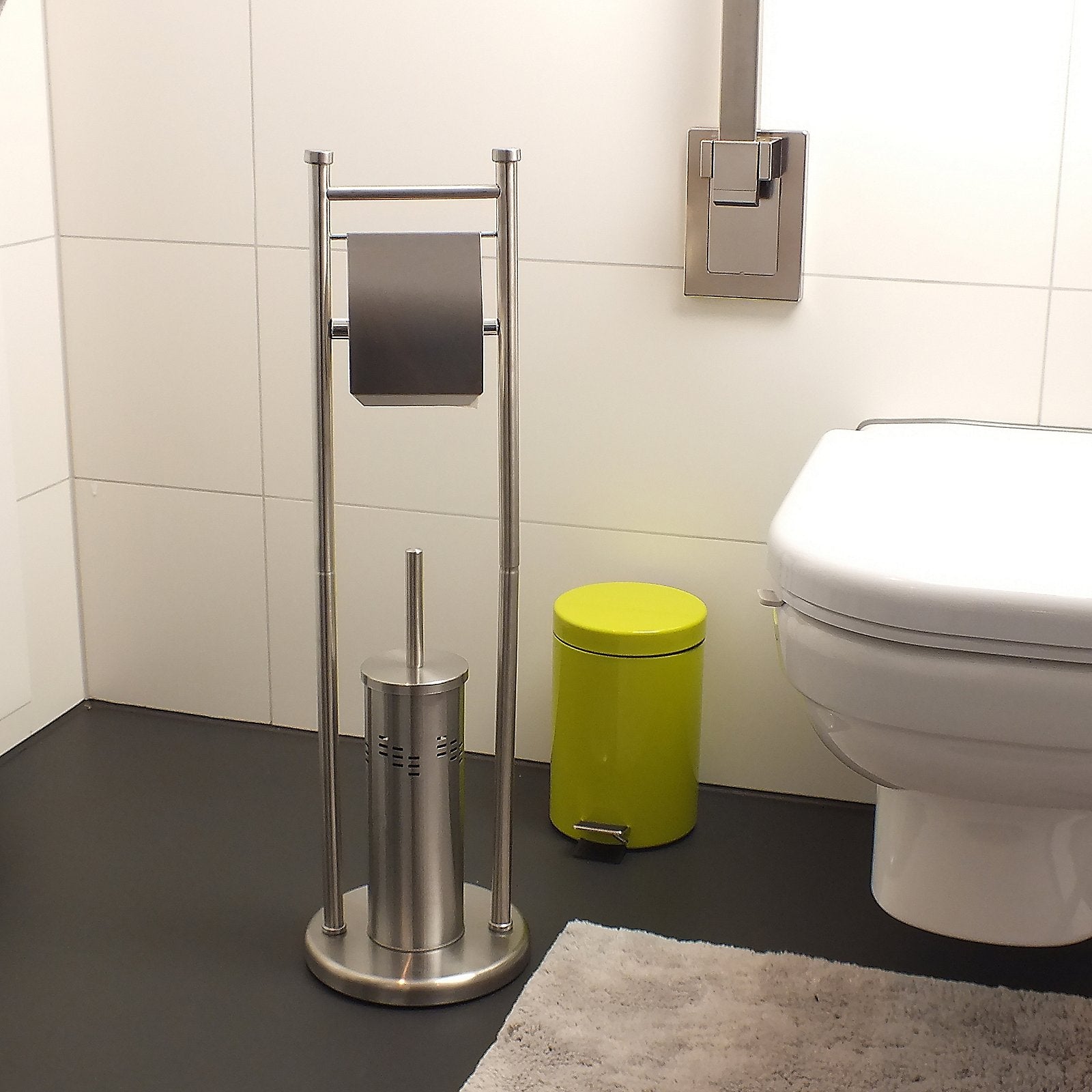 Toiletborstel en toiletrolhouder met zwenkarm