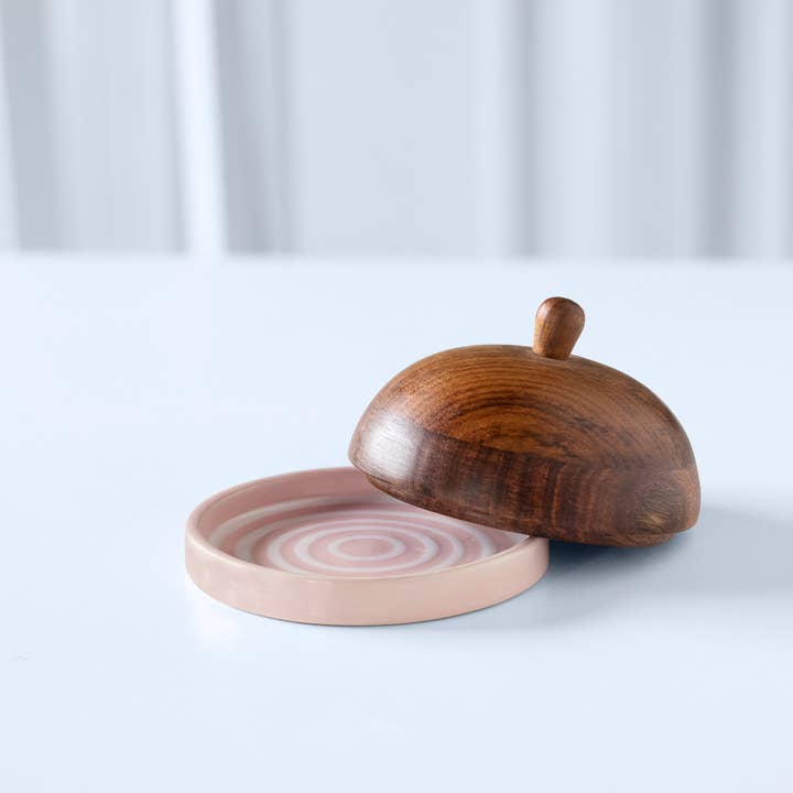 Keramische botervloot met strepen in blush kleur en deksel van mangohout.