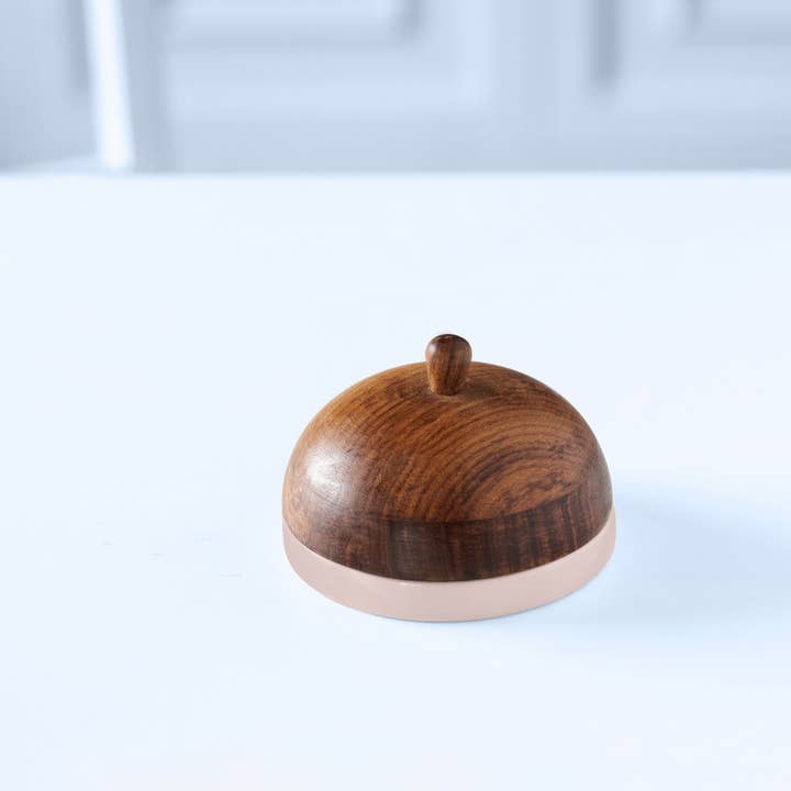 Keramische botervloot met strepen in blush kleur en deksel van mangohout.