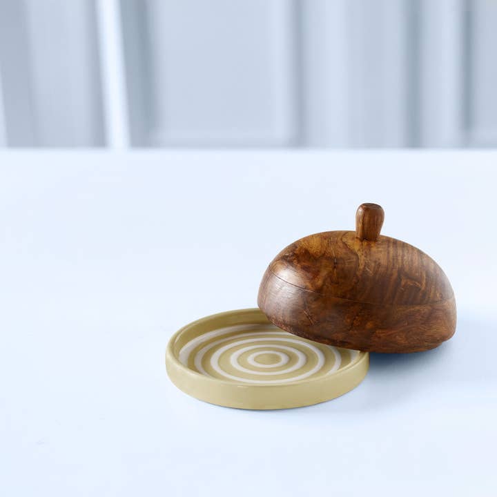 Gestreepte keramische botervloot met mangohouten deksel.