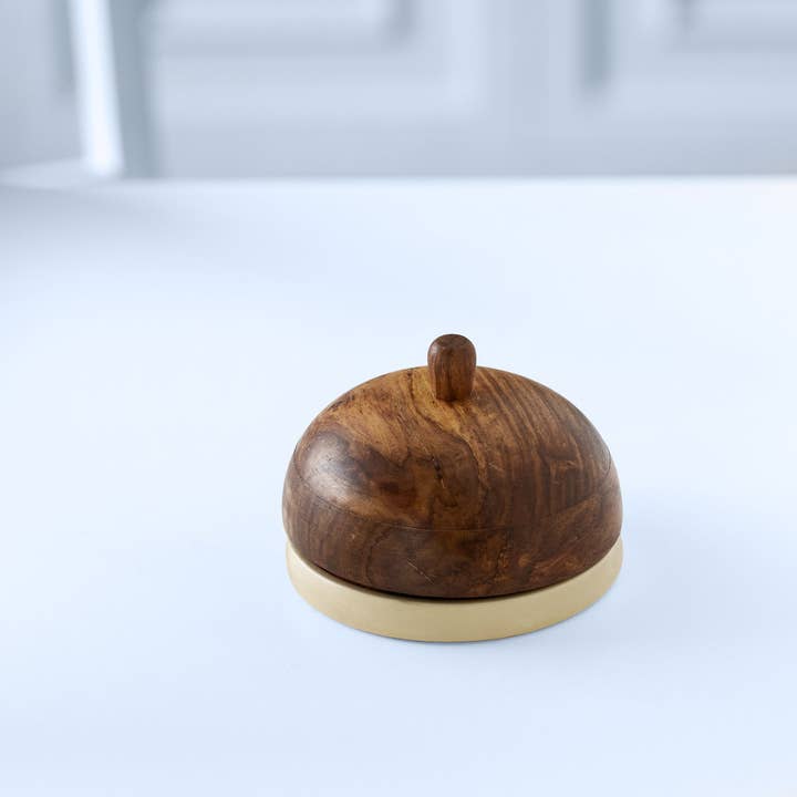 Gestreepte keramische botervloot met mangohouten deksel.