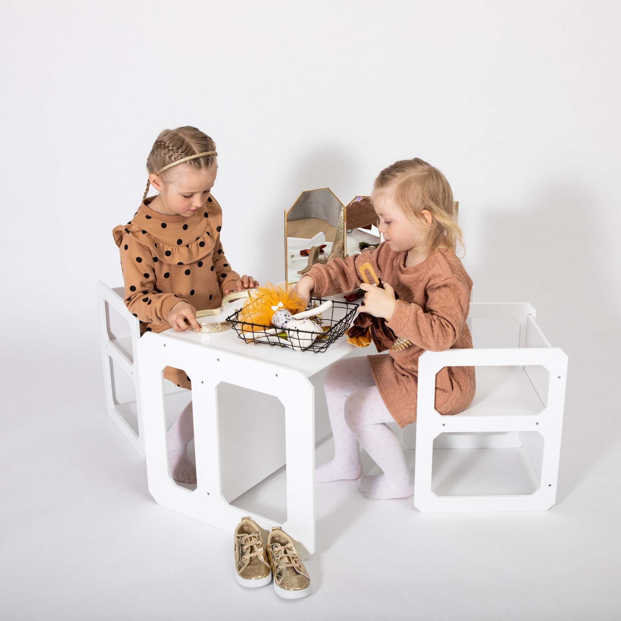 Montessori tafel om te spenen en set van 2 stoelen