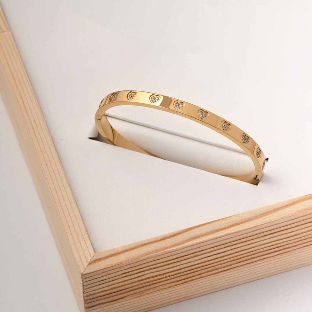 Bracelet jonc cœurs zirconiums dorés