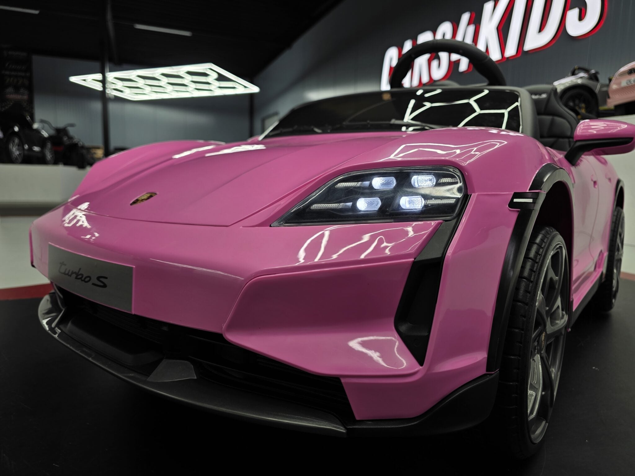 Kinderauto Porsche Taycan 2-persoons 24 volt roze
