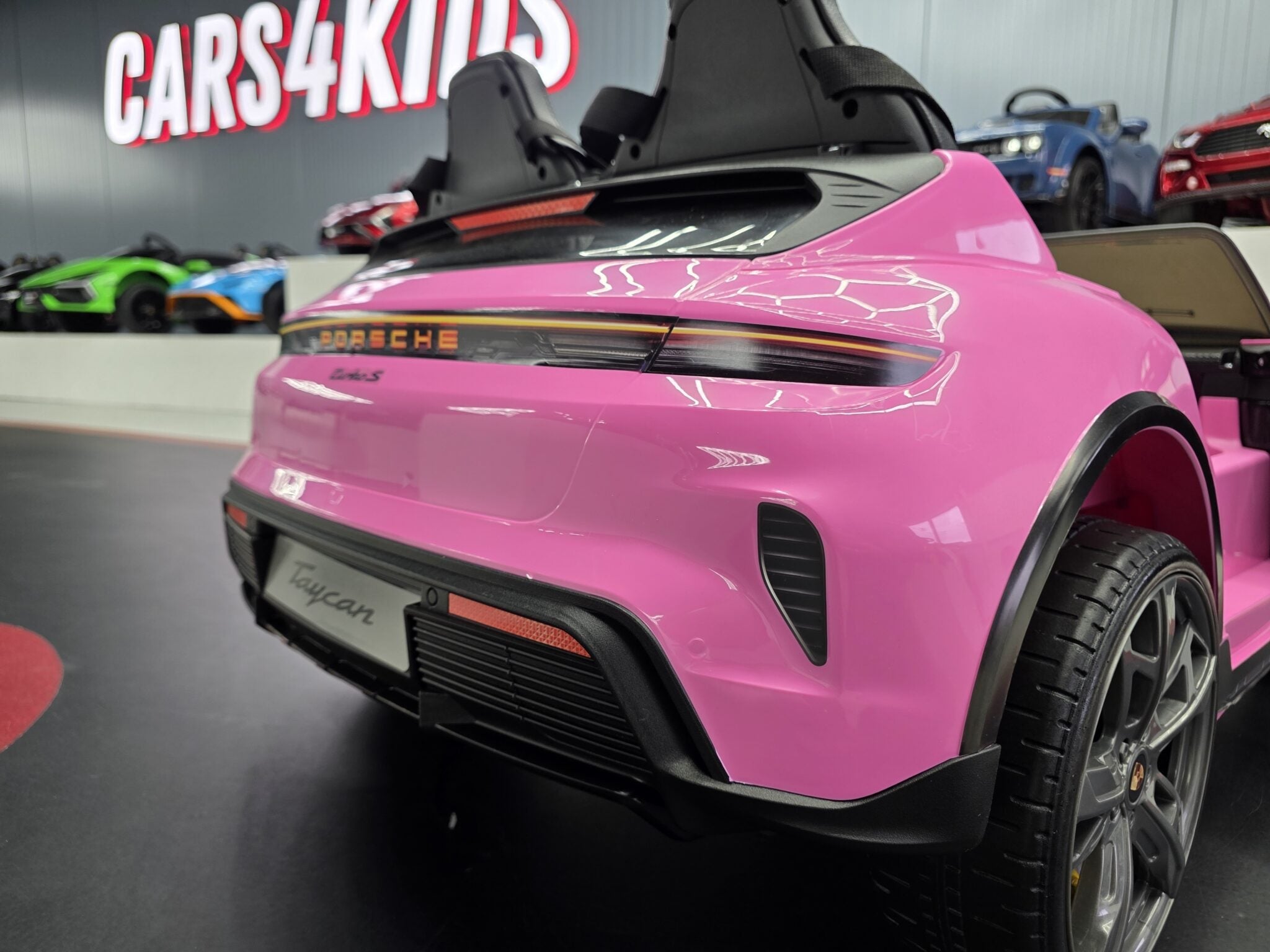 Kinderauto Porsche Taycan 2-persoons 24 volt roze