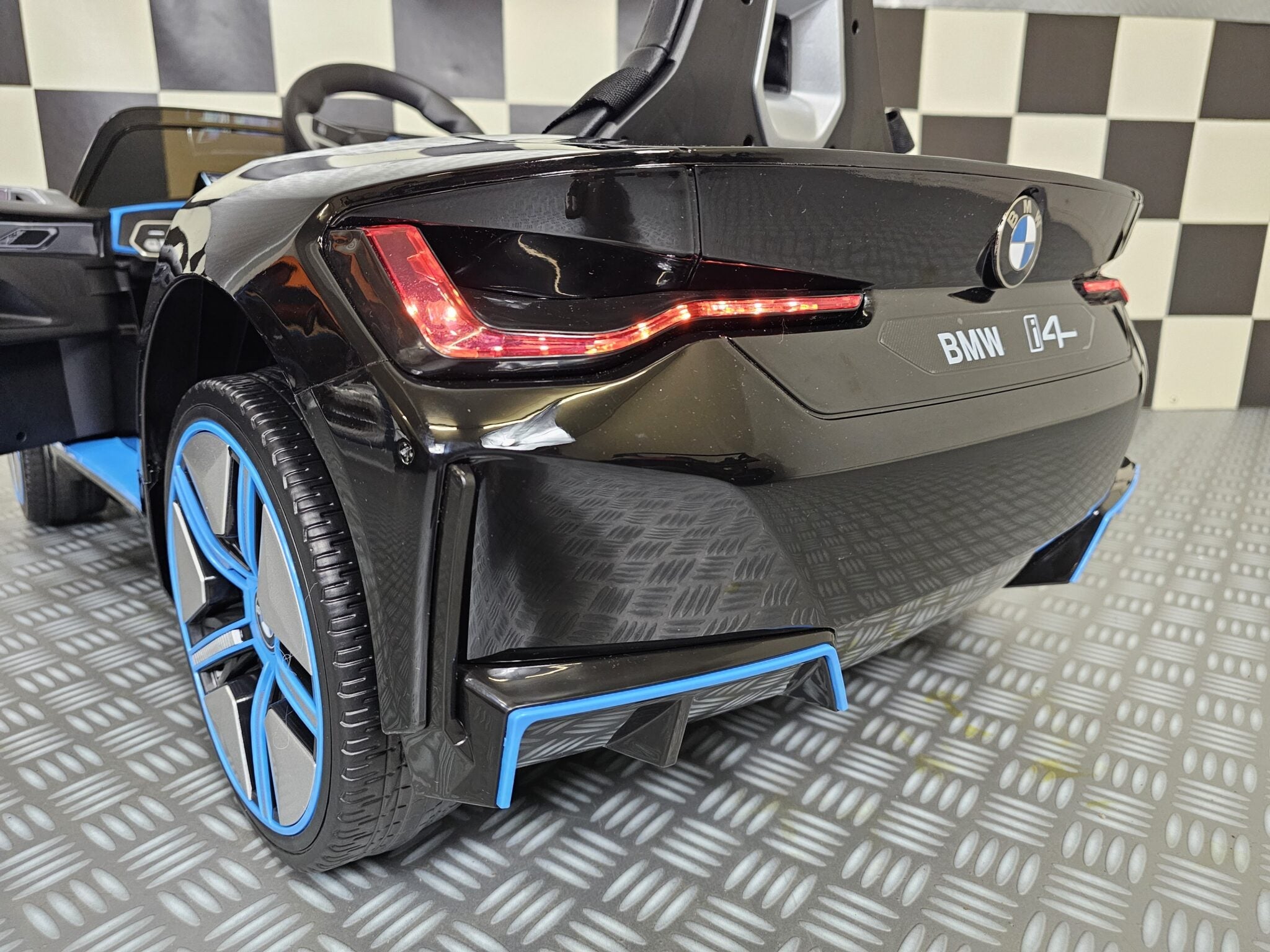 Elektrische kinderauto BMW i4 12 volt zwart