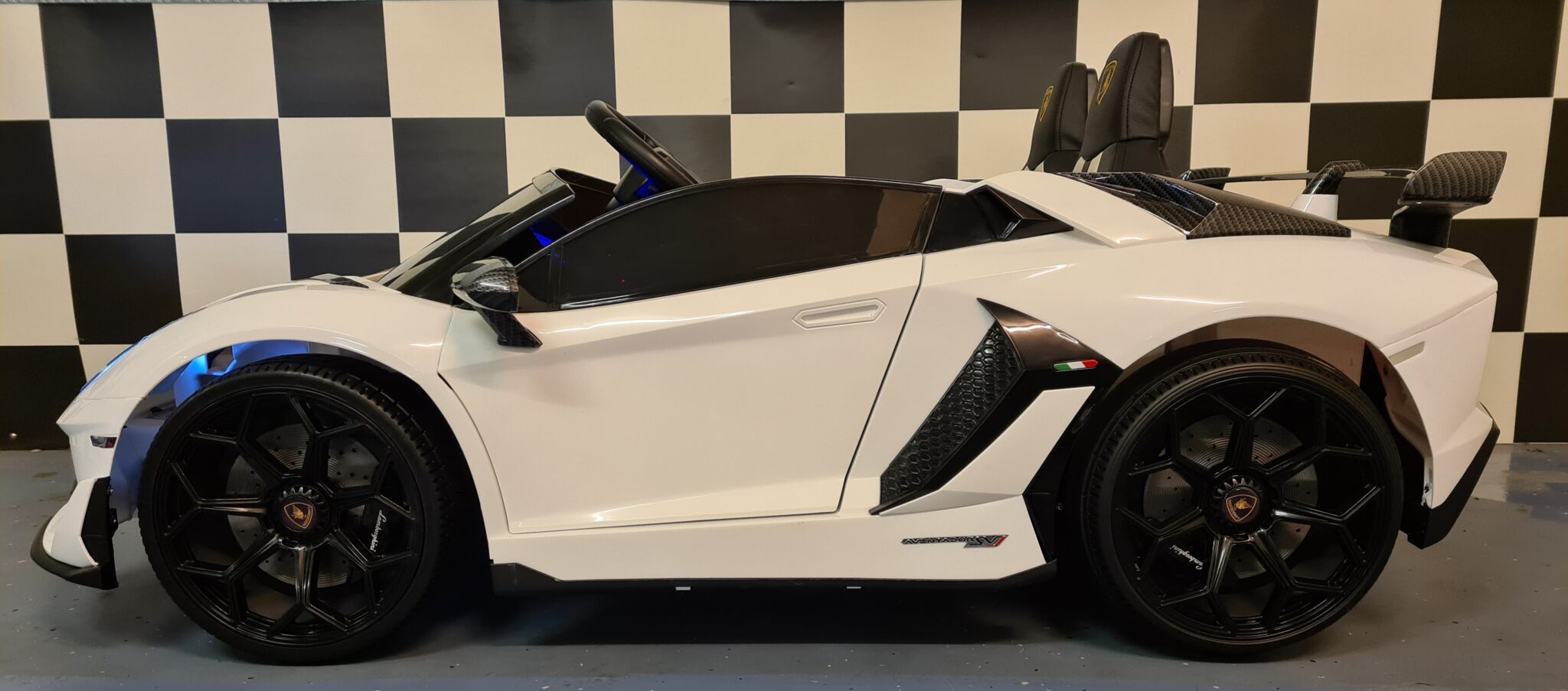Lamborghini Aventador 2-persoons 24 volt met driftfunctie, wit