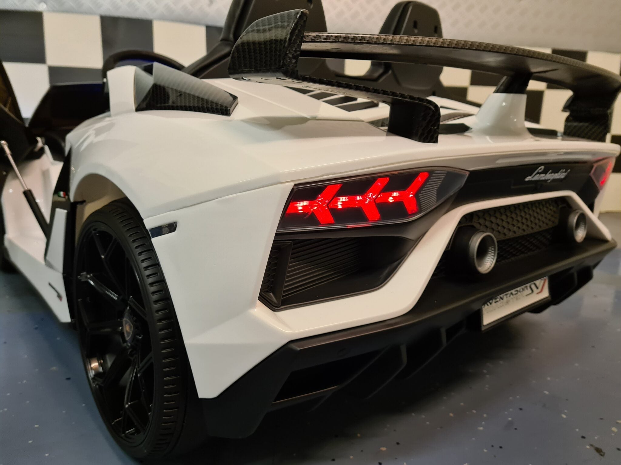 Lamborghini Aventador 2-persoons 24 volt met driftfunctie, wit