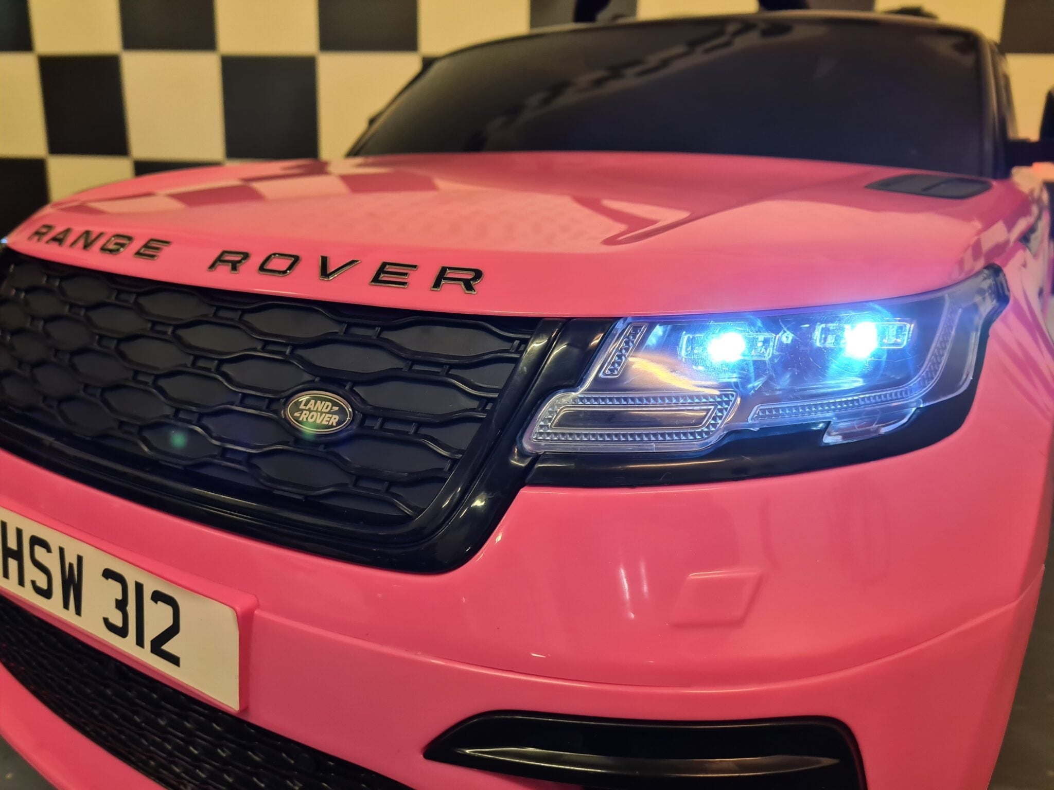 Range Rover Velar 12 volt 2,4 GHz RC roze batterij-aangedreven kinderauto