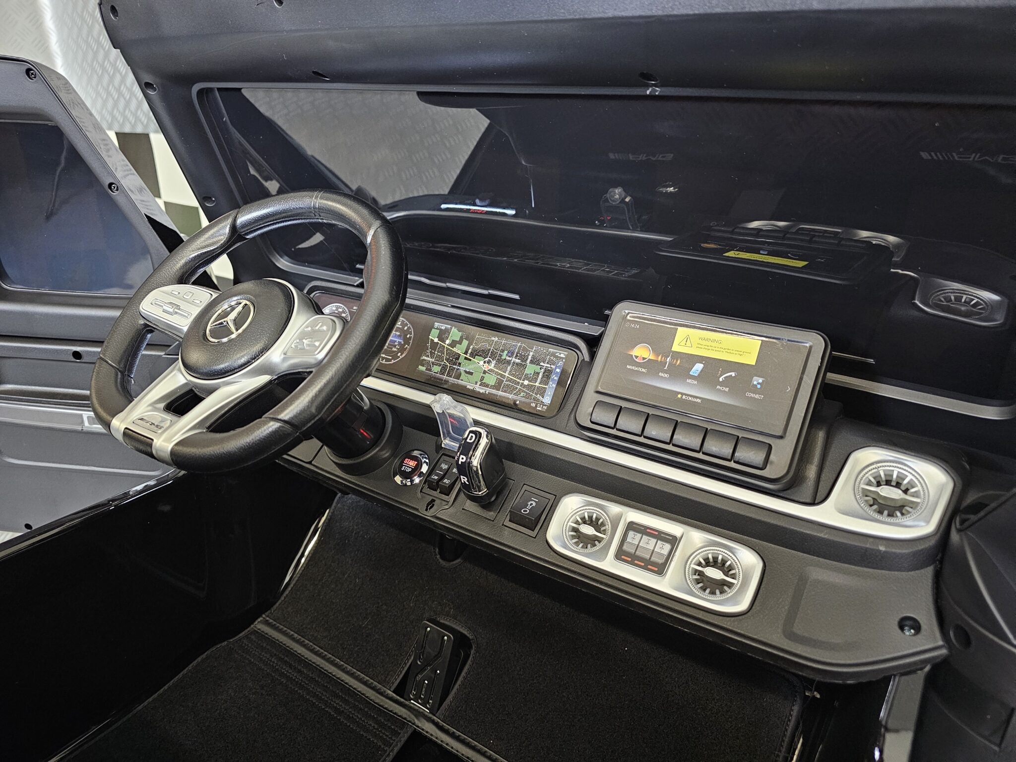Elektrische kinderauto Mercedes G63 AMG 4×4 24 volt 2-persoons metallic zwart