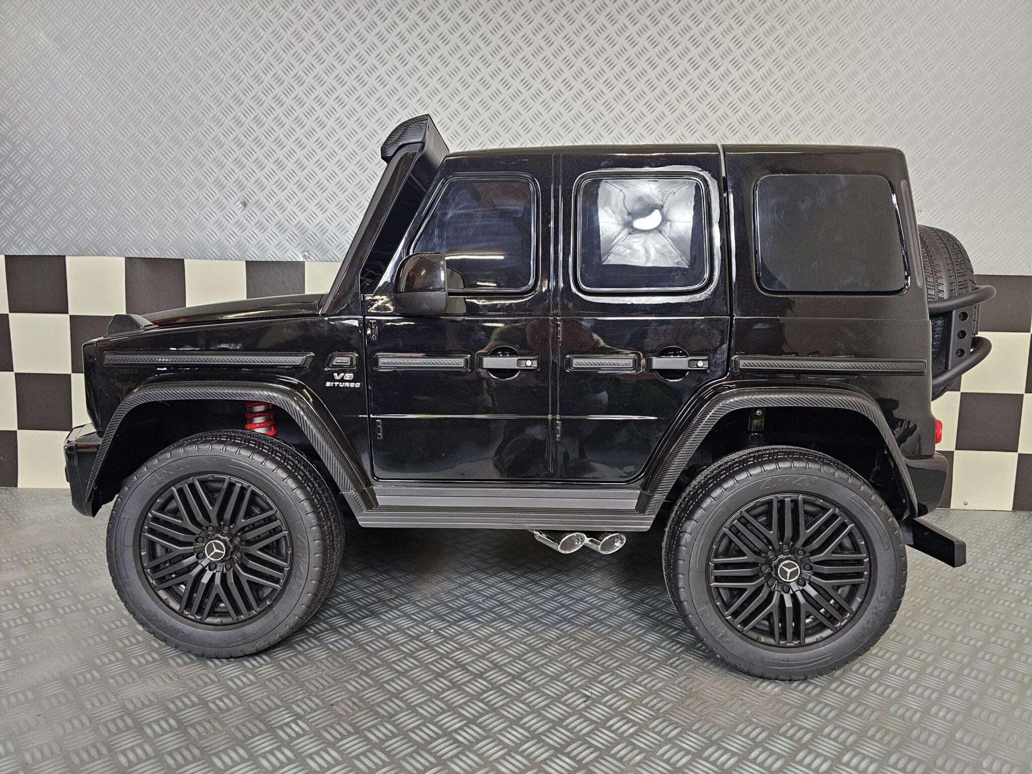 Elektrische kinderauto Mercedes G63 AMG 4×4 24 volt 2-persoons metallic zwart