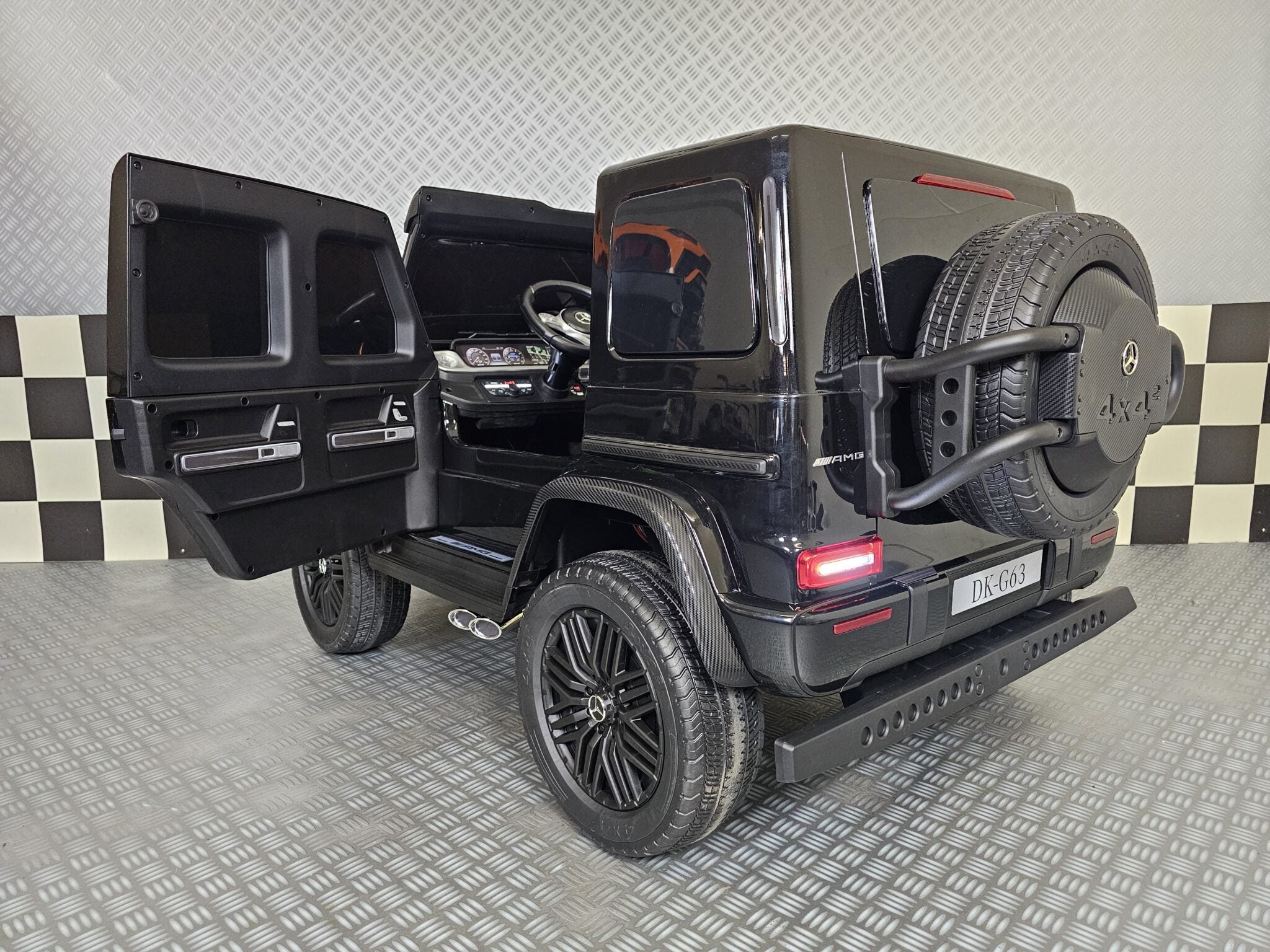 Elektrische kinderauto Mercedes G63 AMG 4×4 24 volt 2-persoons metallic zwart