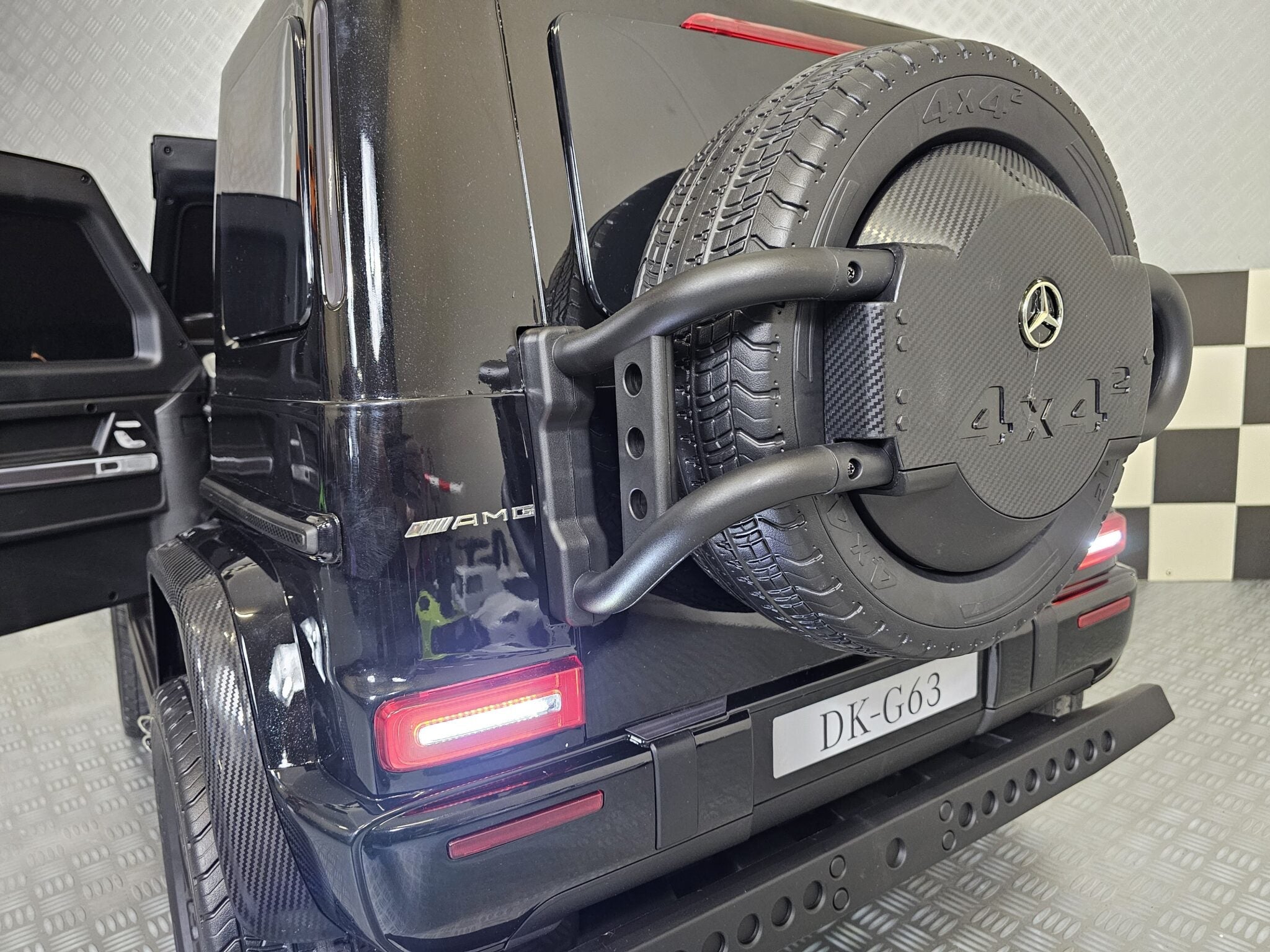 Elektrische kinderauto Mercedes G63 AMG 4×4 24 volt 2-persoons metallic zwart