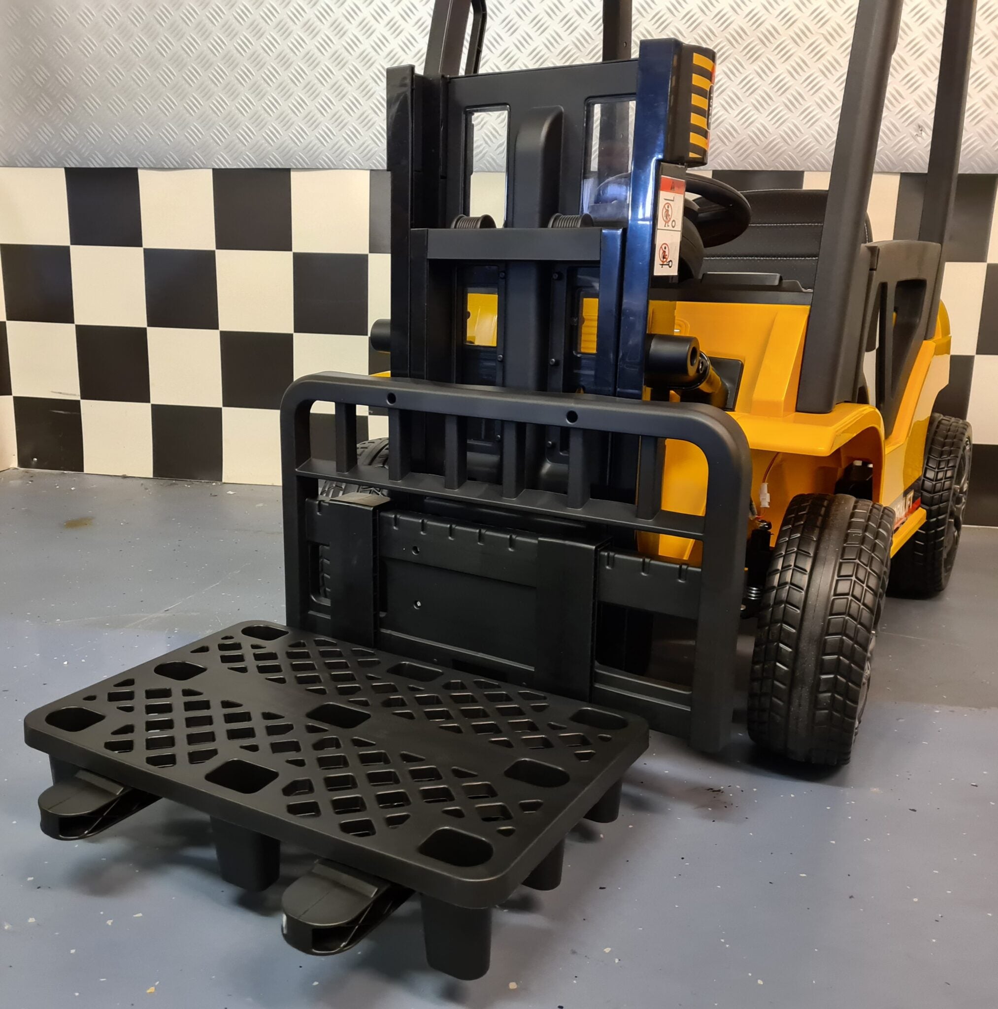 12V Electric Kids Forklift with Remote Control – Yellow Ride-On Forklift with Lift Function & Bluetooth