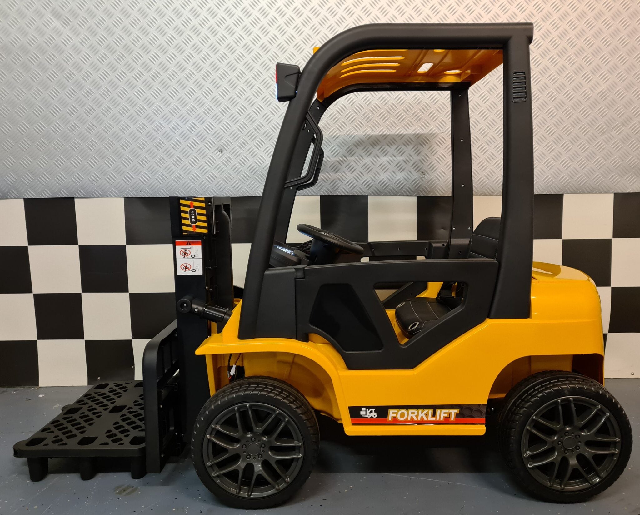 12V Electric Kids Forklift with Remote Control – Yellow Ride-On Forklift with Lift Function & Bluetooth