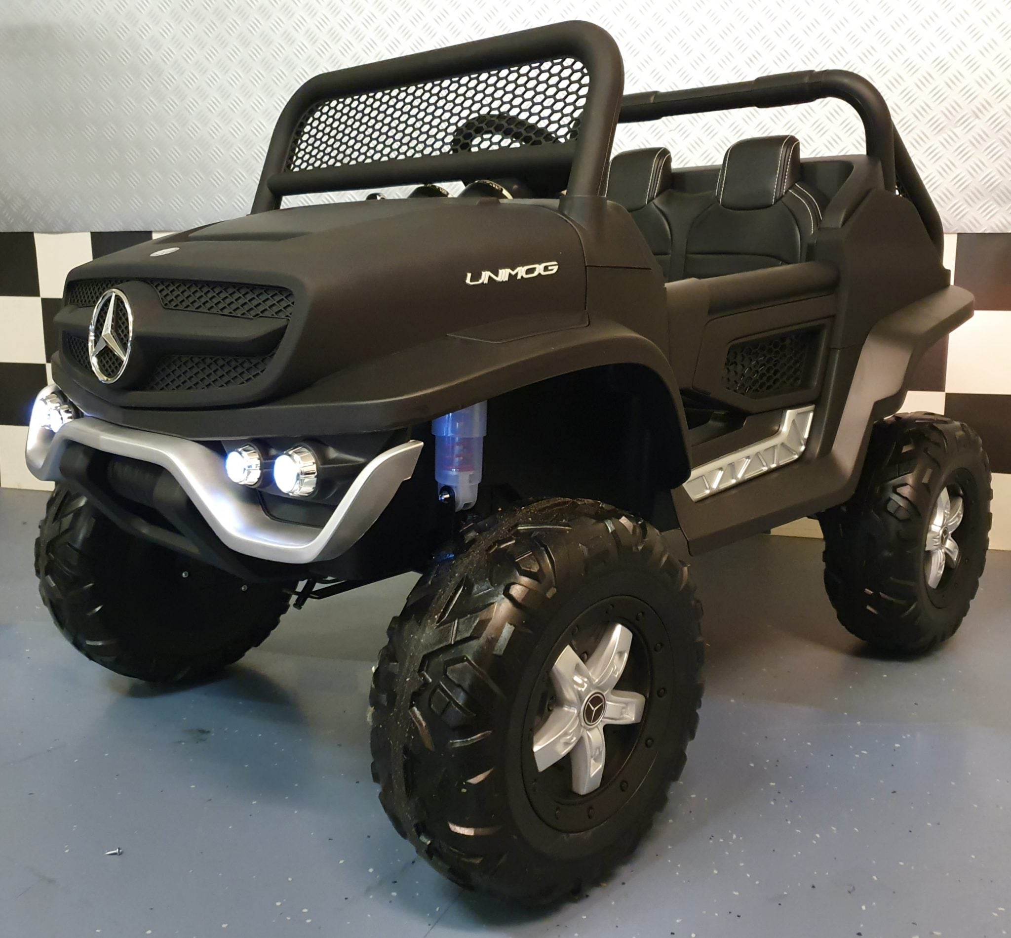 2-persoons Mercedes Unimog elektrische kinderauto 4x4 mat zwart