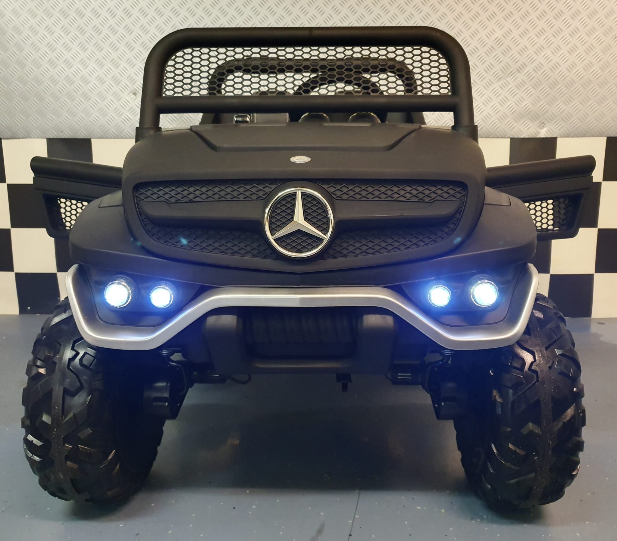 2-persoons Mercedes Unimog elektrische kinderauto 4x4 mat zwart