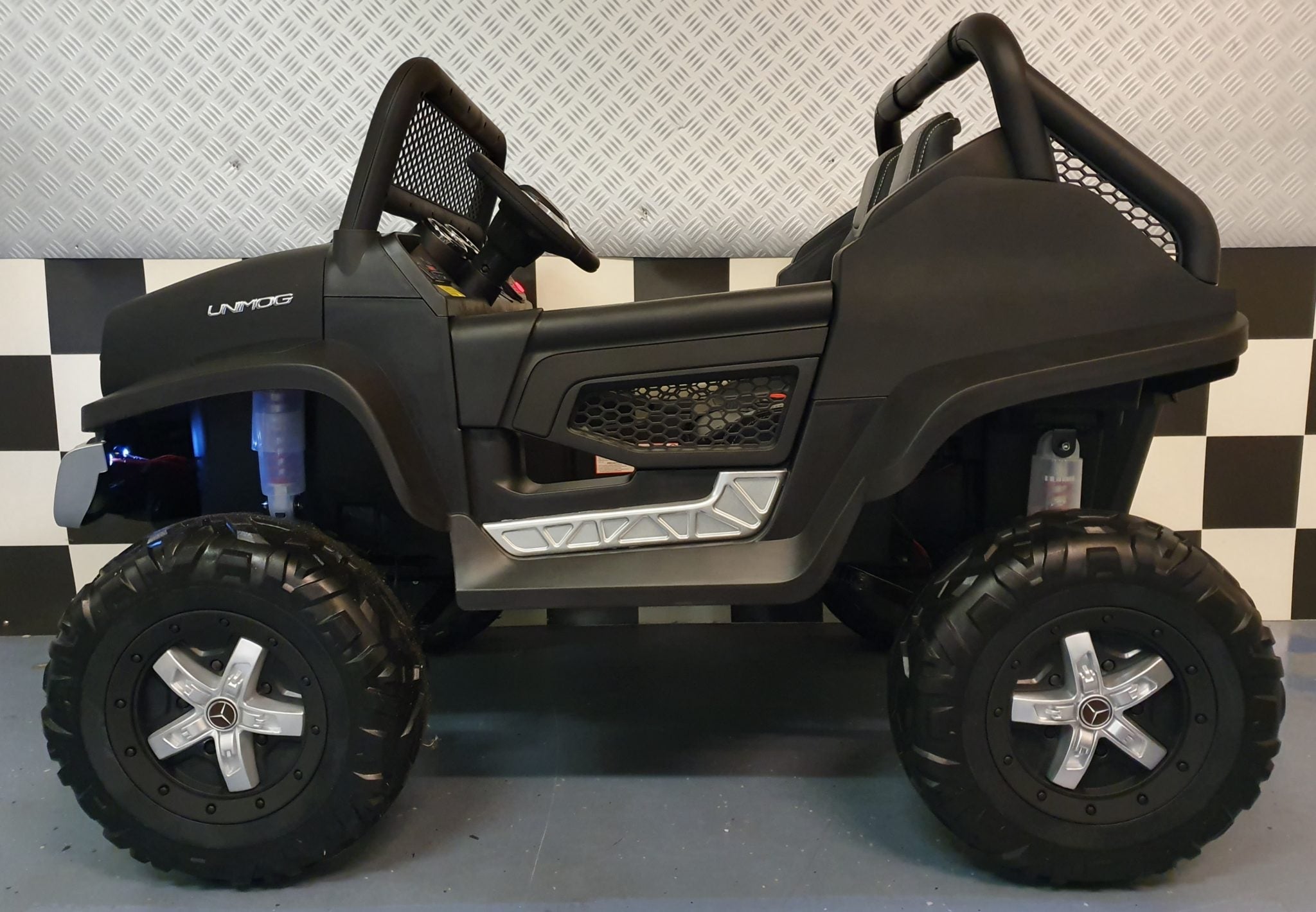 2-persoons Mercedes Unimog elektrische kinderauto 4x4 mat zwart