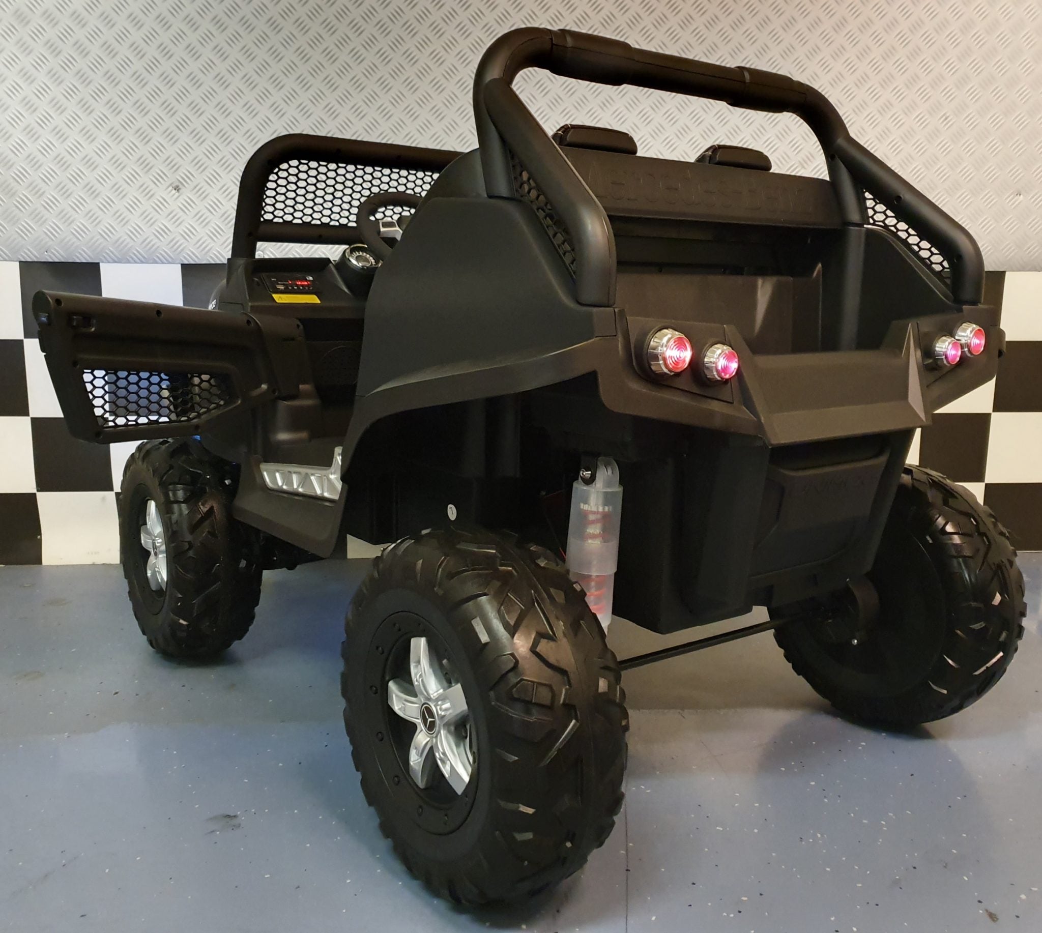 2-persoons Mercedes Unimog elektrische kinderauto 4x4 mat zwart