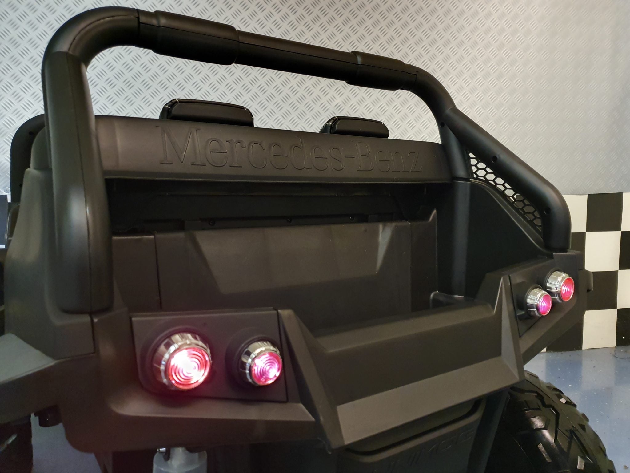2-persoons Mercedes Unimog elektrische kinderauto 4x4 mat zwart